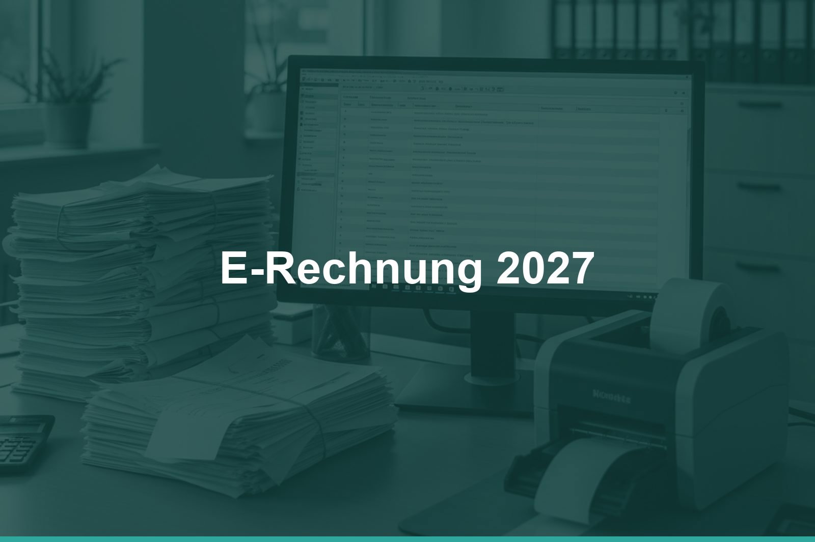 Schreibtisch im Innendienst eines Fachhandels: Bildschirm mit einer Tabelle, davor zwei Stapel Papierbelege, rechts ein Etikettendrucker mit Papierrolle. KI-generiert